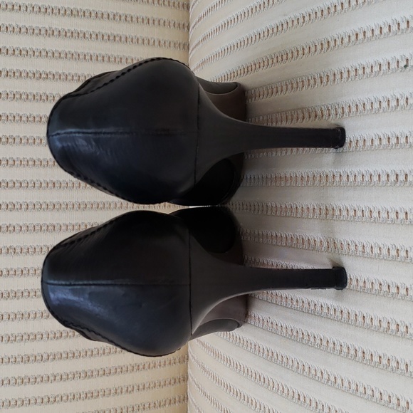 LOUIS VUITTON PUMPS WITH LV CUBE CHARM - Picture 8 of 11